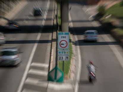 Señal de la Zona de Bajas Emisiones (ZBE) en Barcelona.