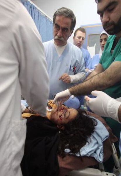 Los paramédicos intentan salvar la vida de Lubna Hanash, de 21 años.