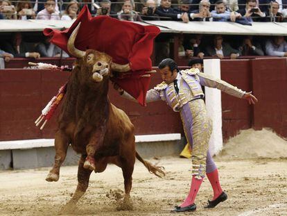 David Mora, en un pase de pecho al primer toro de su lote.