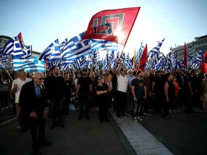 Miembros de Amanecer Dorado en una protesta en Atenas.