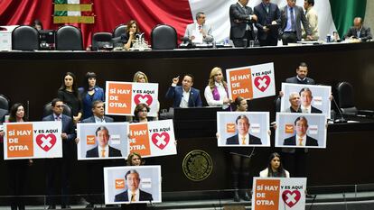Diputados del PAN muestran cartulinas en contra de Samuel García, durante una sesión en el Congreso, el 6 de diciembre de 2023.