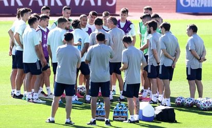 Luis Enrique da instrucciones a sus jugadores antes del entrenamiento de este lunes en la Ciudad del Fútbol de Las Rozas.