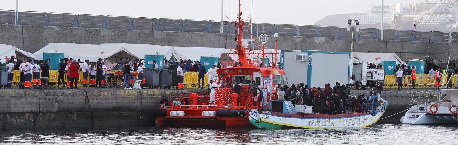 Salvamento Marítimo rescata al sur de Gran Canaria un cayuco con 129 personas.