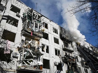 Firefighters work on a fire on a building after bombings on the eastern Ukraine town of Chuguiv on February 24, 2022, as Russian armed forces are trying to invade Ukraine from several directions, using rocket systems and helicopters to attack Ukrainian position in the south, the border guard service said. - Russia's ground forces on Thursday crossed into Ukraine from several directions, Ukraine's border guard service said, hours after President Vladimir Putin announced the launch of a major offensive. Russian tanks and other heavy equipment crossed the frontier in several northern regions, as well as from the Kremlin-annexed peninsula of Crimea in the south, the agency said. (Photo by Aris Messinis / AFP)