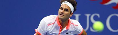 Federer ejecuta un saque contra Isner.