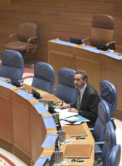 El conselleiro de Economía, José Ramón Fernández Antonio, ayer en el Parlamento de Galicia.