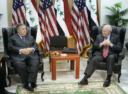 El vicepresidente de Estados Unidos, Dick Cheney (derecha), conversa en Bagdad con el presidente iraquí, Yalal Talabani.