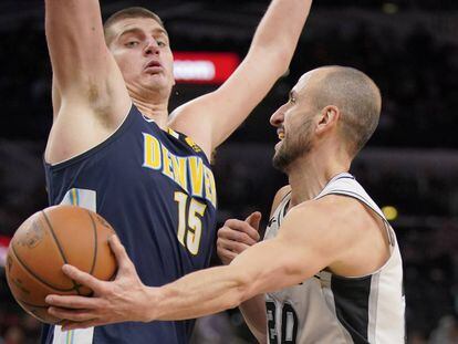 Manu Gin&oacute;bili durante el partido ante Denver Nuggets.