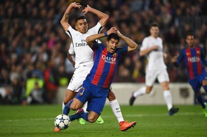 Luis Suárez cae en el área ante Marquinhos del PSG.