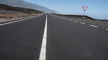 La nueva carretera a la costa en La Palma, construida por el Ministerio de Transportes, Movilidad y Agenda Urbana.