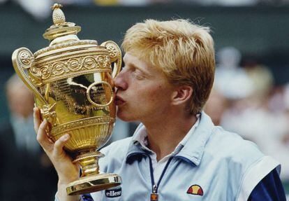 Boris Becker besa su premio como vencedor de la final masculina de Wimbledon en 1985.
