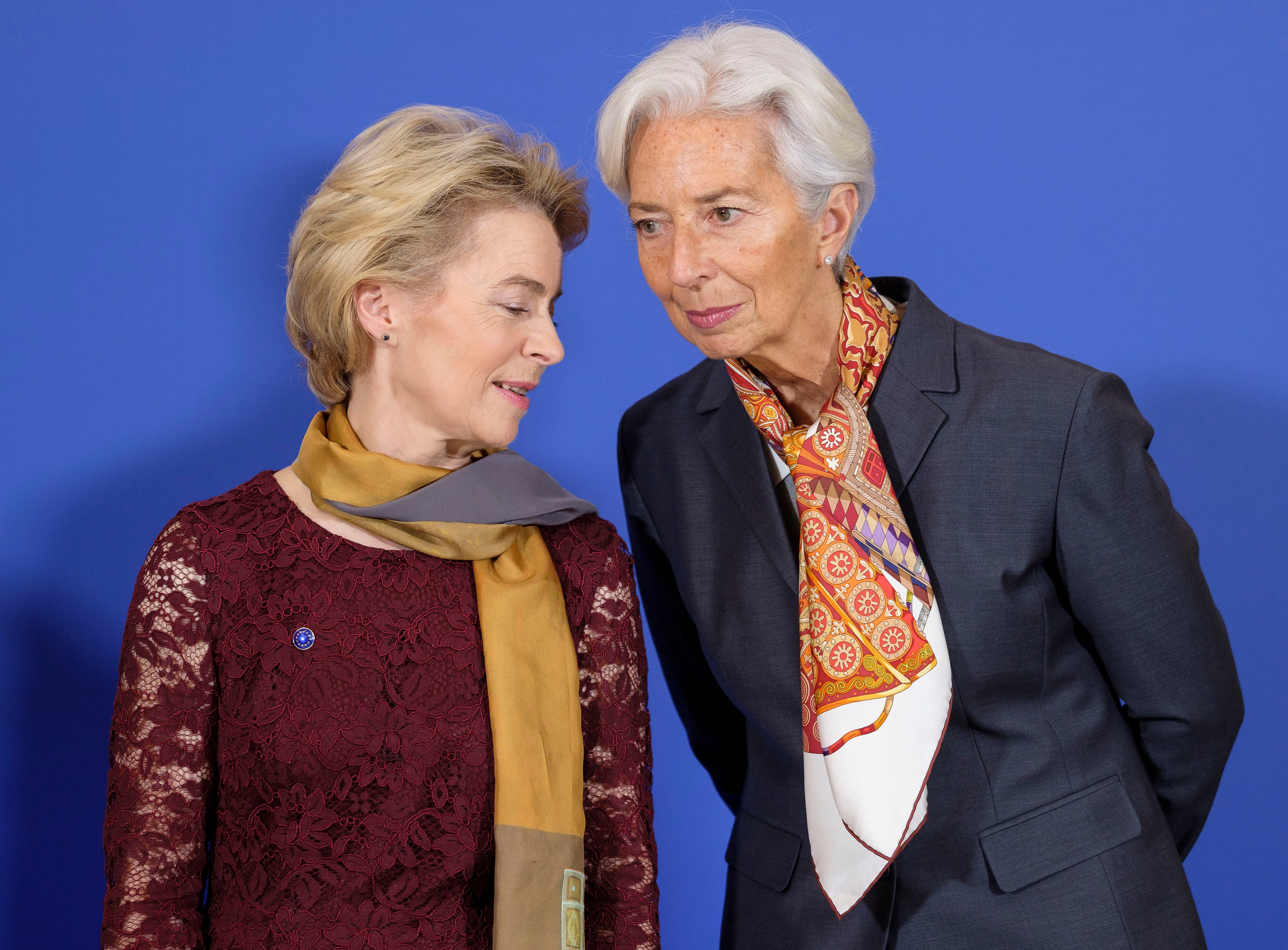 De izquierda a derecha, Ursula von der Leyen, presidenta de la Comisión Europea, y Christine Lagarde, primera mujer frente al Banco Central Europeo.