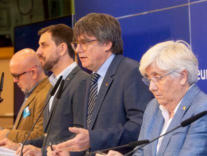 De izquierda a derecha, el abogado Gonzalo Boye y los eurodiputados Toni Comín, Carles Puigdemont y Clara Ponsatí, el pasado miércoles en Bruselas.