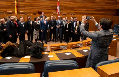 The Minister of the Environment of Castilla y León, Juan Carlos Suárez Quiñones, takes a photograph of several members of the Popular Party during the act of celebrating the 40th Anniversary of the Statute of Autonomy of Castilla y León in the Parliament of the region, this Friday in Valladolid.