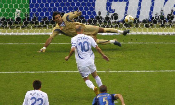 Zidane engaña a Buffon en la final del Mundial de 2006, ganada por Italia.