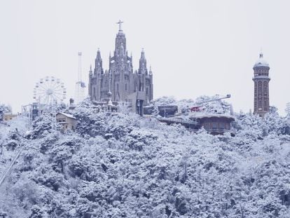La nieve ha caído de madrugada este lunes y ha cuajado en el Tibidabo, en la sierra de Collserola de Barcelona.