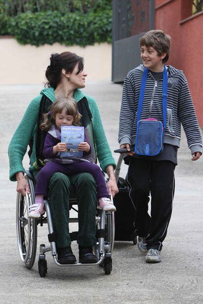 Sonia Pujol, con sus hijos Sara y Martí en Santa Cristina d'Aro (Girona).