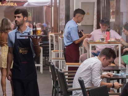 Clientes en un velador en Sevilla.