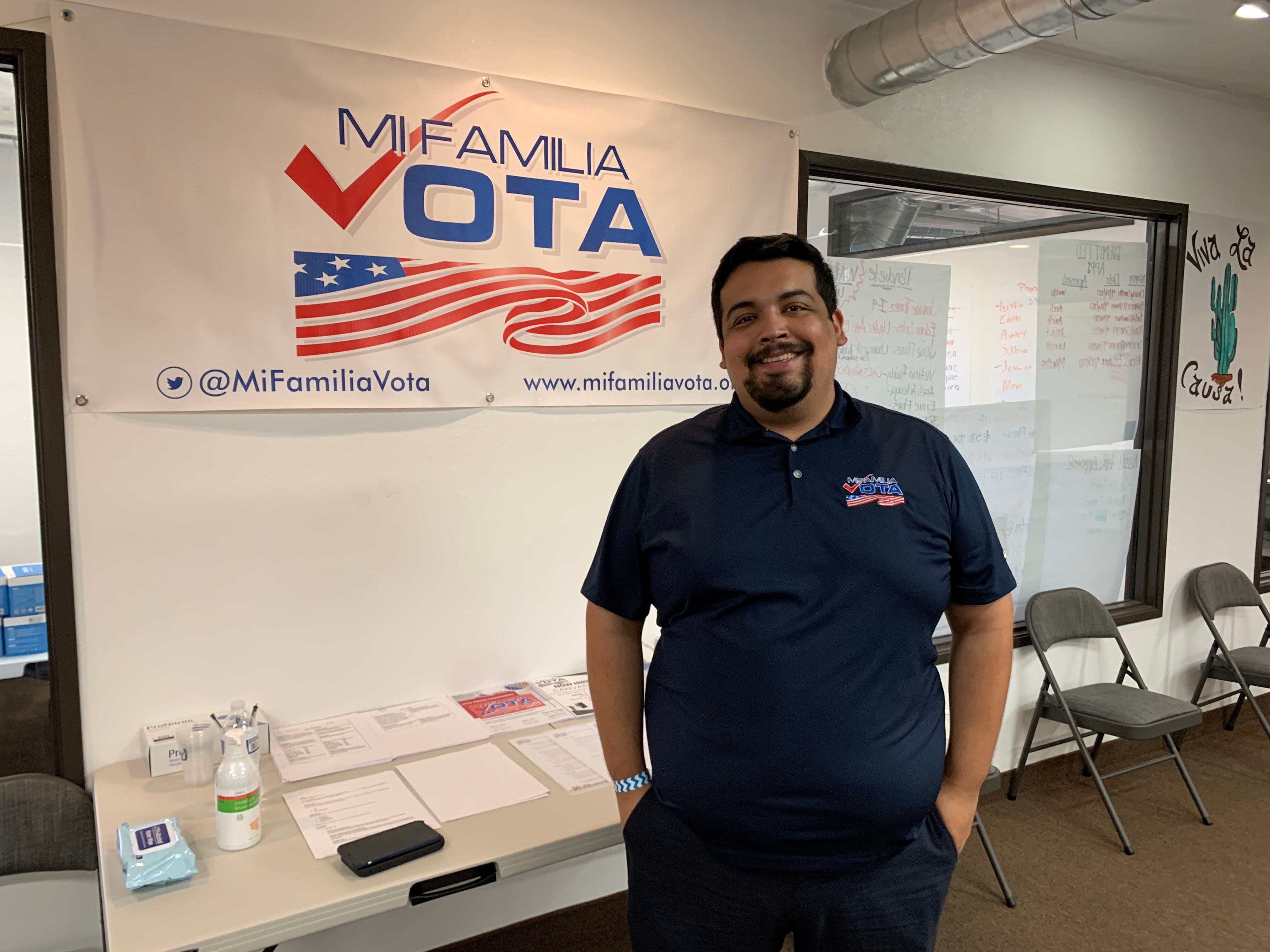 Eduardo Sainz, en la sede de Mi Familia Vota en Phoenix.