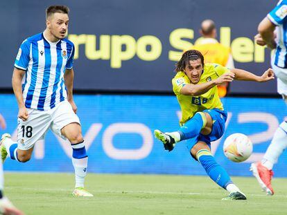 Espino lanza a puerta en el partido jugado ante la Real Sociedad en Cádiz.