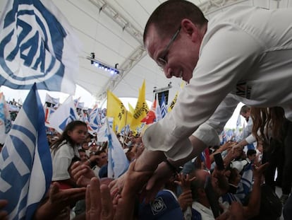 Ricardo Anaya saluda a sus simpatizantes en Guanajuato.