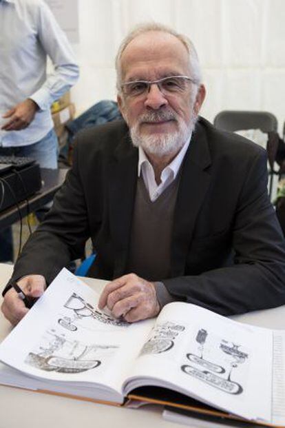 El humorista gráfico Forges, firmando uno de sus libros en Barcelona.