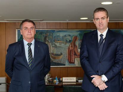 Bolsonaro este lunes con el recién nombrado  jefe de la Policía Federal, Rolando Alexandre de Souza.
