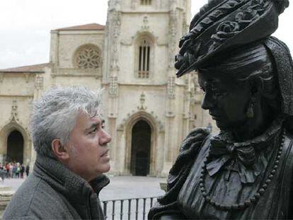 Pedro Almodóvar, ayer junto a la estatua de La Regenta, en Oviedo.