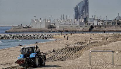 Un tractor arando la playa de Bogatell