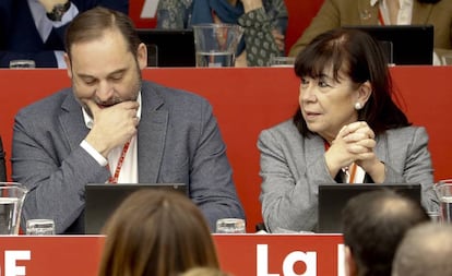 El secretario de organización del PSOE, José Luis Ábalos, y la presidenta del partido, Cristina Narbona, durante el pasado Comité Federal del 15 de febrero.