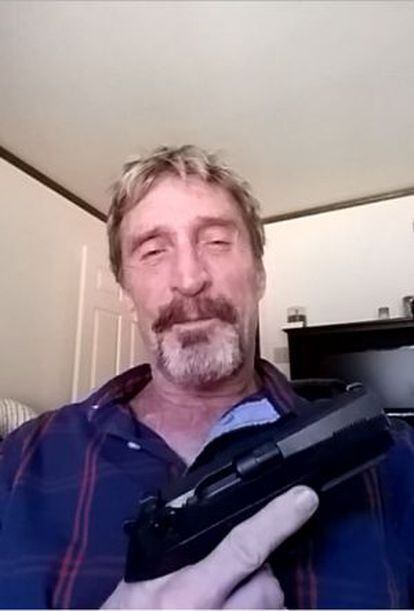 McAfee enseña su pistola durante la conversación por Skype.