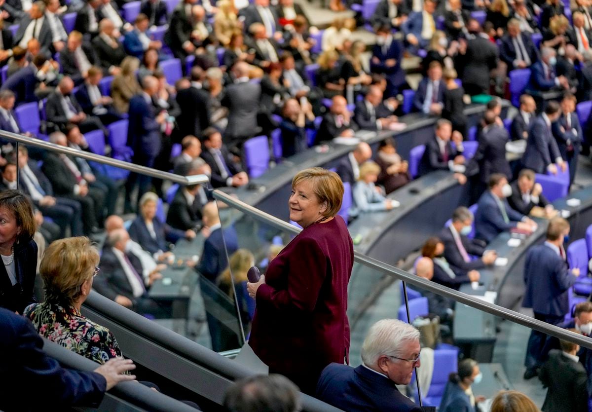 Deutschland: Jüngerer und vielfältiger Bundestag entlässt Angela Merkel  International