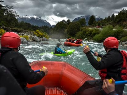 Un grupo de personas baja en rafting y kayak sobre el río Azul, como parte de la inauguración de la reserva de caudal para fines de preservación ecosistémica del río Futaleufú y Puelo en el sur de Chile.