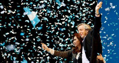 La presidenta argentina, Cristina Fernández de Kirchner, abraza a su marido Néstor Kirchner, después de su intervención en un mitín en Buenos Aires en junio de 2008.