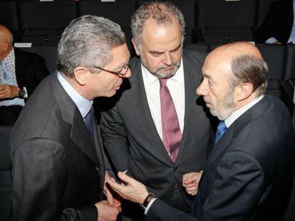 Alberto Ruiz-Gallardón, Ignacio Polanco y Alfredo Pérez Rubalcaba.