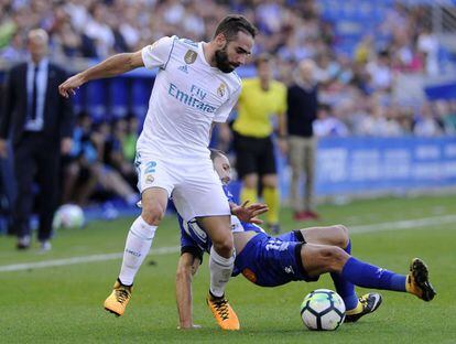 Carvajal le disputa el bal&oacute;n a Pedraza del Alav&eacute;s. 