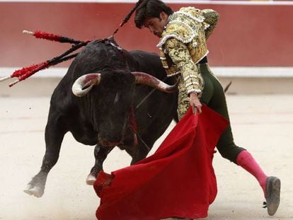 José Garrido, durante la faena con 'Brujito', su primer toro, hoy en Pamplona.