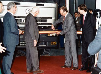 Juan Carlos I y Giovanni Agnelli, presidente de Fiat, cortan la cinta del primer camión que saldrá de la fábrica de Pegaso en Madrid.