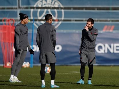 Mbappé, Di María y Messi, este lunes en el entrenamiento del PSG en Paris.