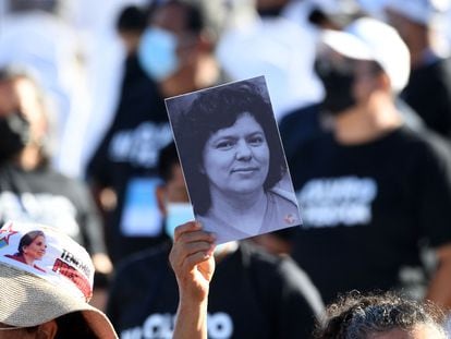 Un militante del partido de Xiomara Castro sujeta un retrato de Berta Cáceres, ambientalista hondureña asesinada en 2016.