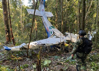 Soldados das Forças Especiais apoiam a busca pelos quatro menores que desapareceram após a queda de um avião.