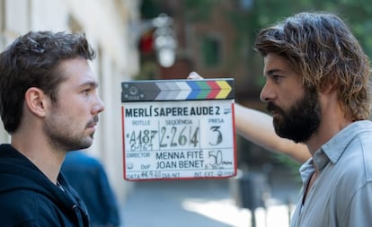Pol Rubio (izquierda) y Jordi Coll, en el rodaje de 'Merlí Sapere Aude', en catalán.