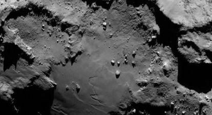 La superficie del cometa fotografiada por la nave &#039;Rosetta&#039; a unos 130 kil&oacute;metros de distancia.