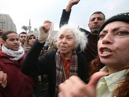 Nawal El Saadawi, en las protestas contra Mubarak en El Cairo en 2011.