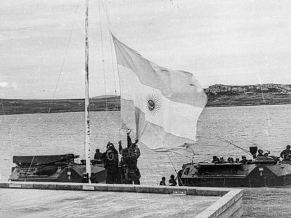 Soldados argentinos izan la bandera de argentina el 2 de abril de 1982 en las Islas Malvinas, tras la rendición de los británicos que custodiaban la casa del gobernador.