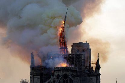La catedral de Notre Dame de París sufrió este lunes un gravísimo incendio, que ha derribado su emblemática aguja y parte del techo. En la foto, momento en que se desploma la aguja de la catedral.