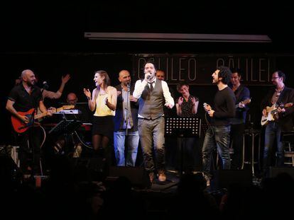 Conchita (de amarillo), Tontxu (con chaqueta) y Luis Ramiro (con chaleco), en el homenaje a Lewin.