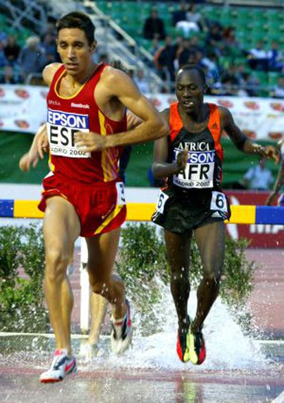 El keniano Wilson Boit Kipketer y el español Luis Miguel Martin Berlanas, en la prueba de los 3000 m obstáculos de la Copa del Mundo en Madrid, 2002.