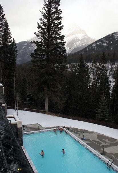 Piscina de agua termal en el hotel Banff Upper Hot Springs, un complejo ubicado en el parque nacional de Banff.