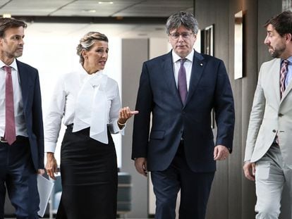 De izquierda a derecha, Jaume Asens, Yolanda Díaz, Carles Puigdemont y Toni Comin en Bruselas este lunes.